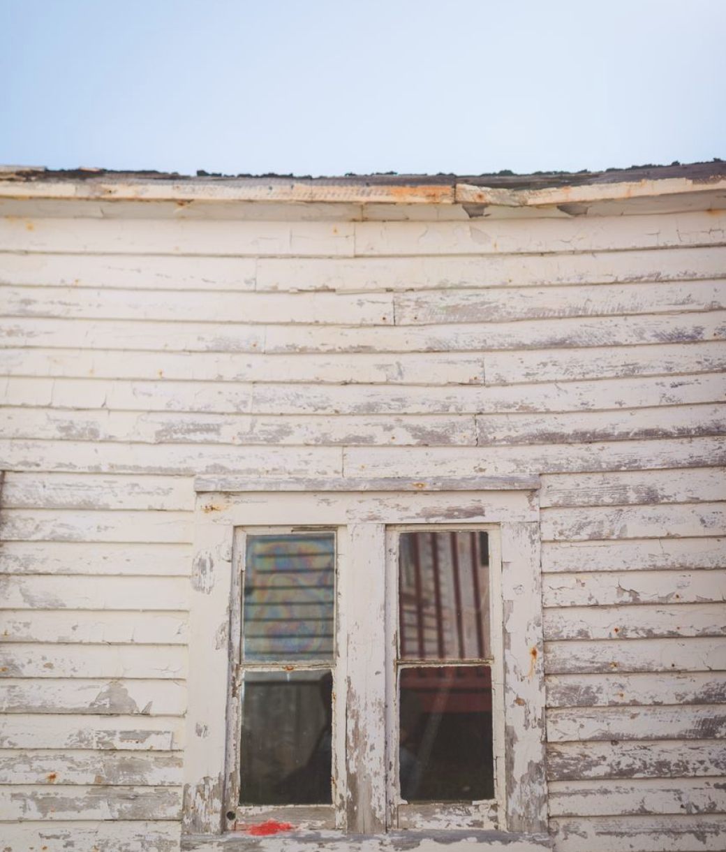Fotografiar ventanas y muros de barrio con la luz de primavera