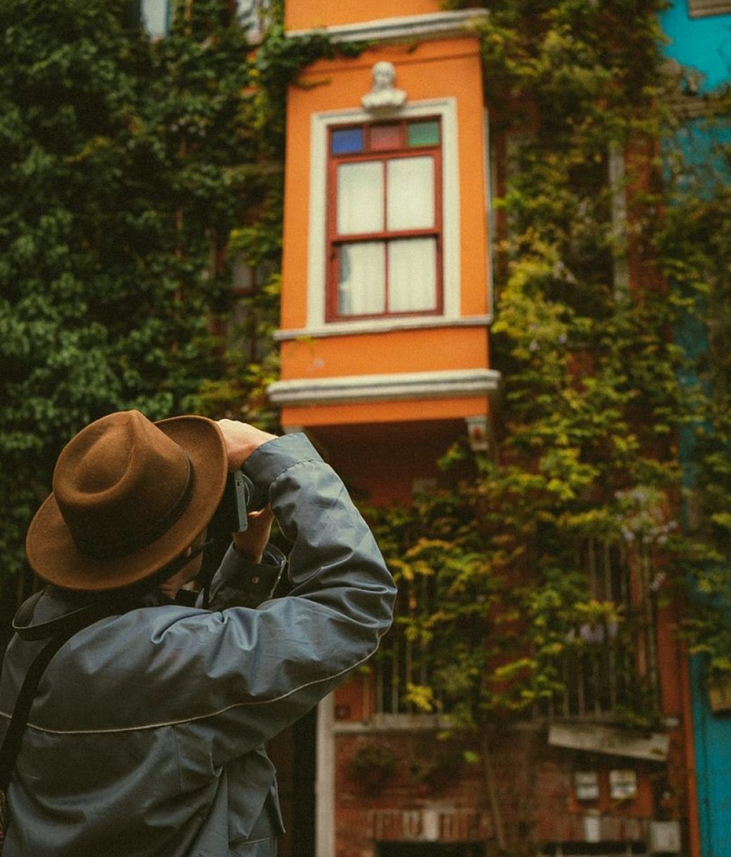 Cinta, nivel y cámara: cómo leo una fachada antes de escribir